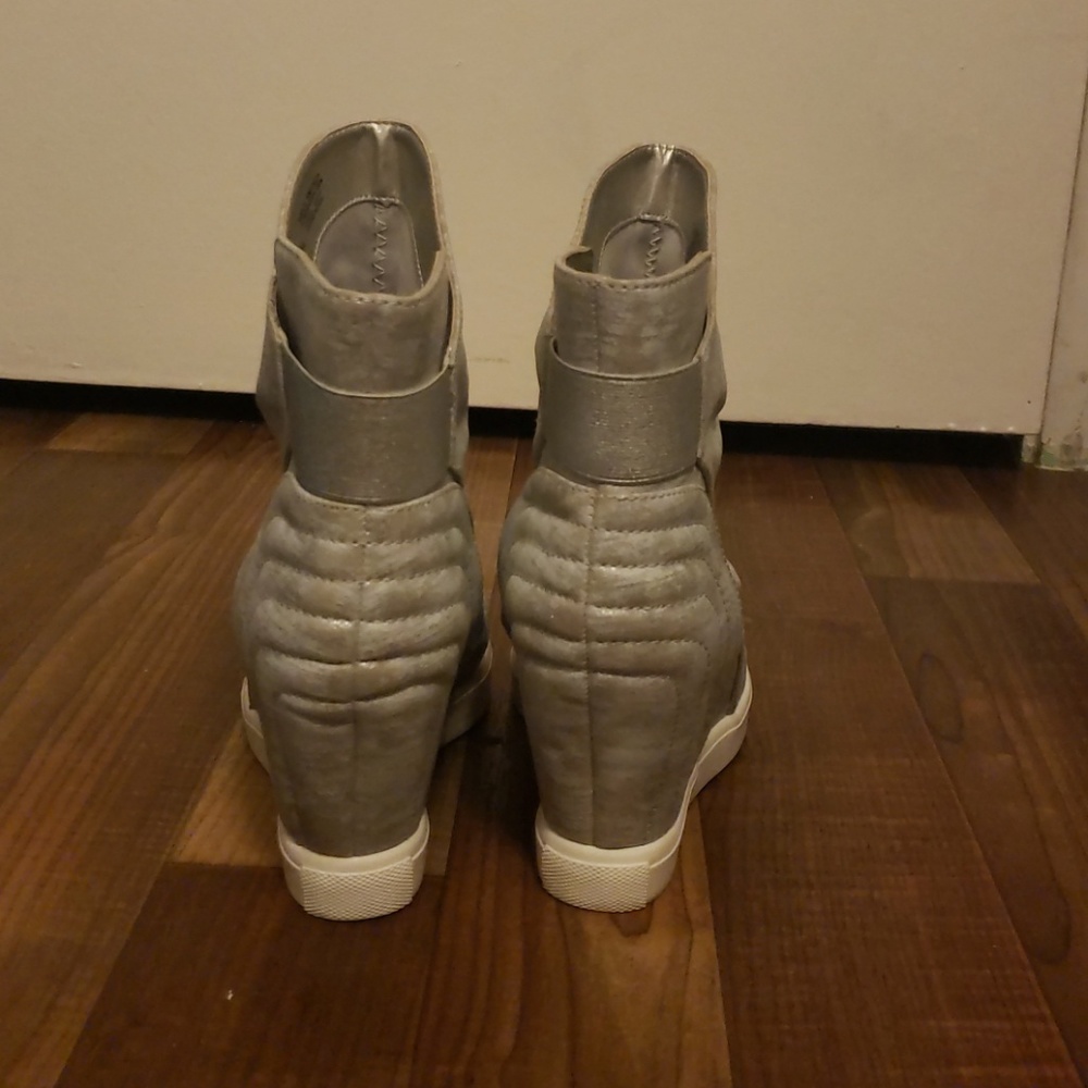 Boots - Picture 3 of 4